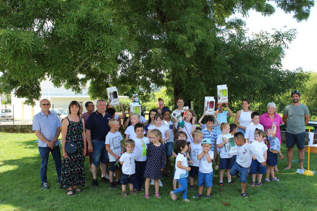 Remise des outils de jardinage aux enfants de l'école.