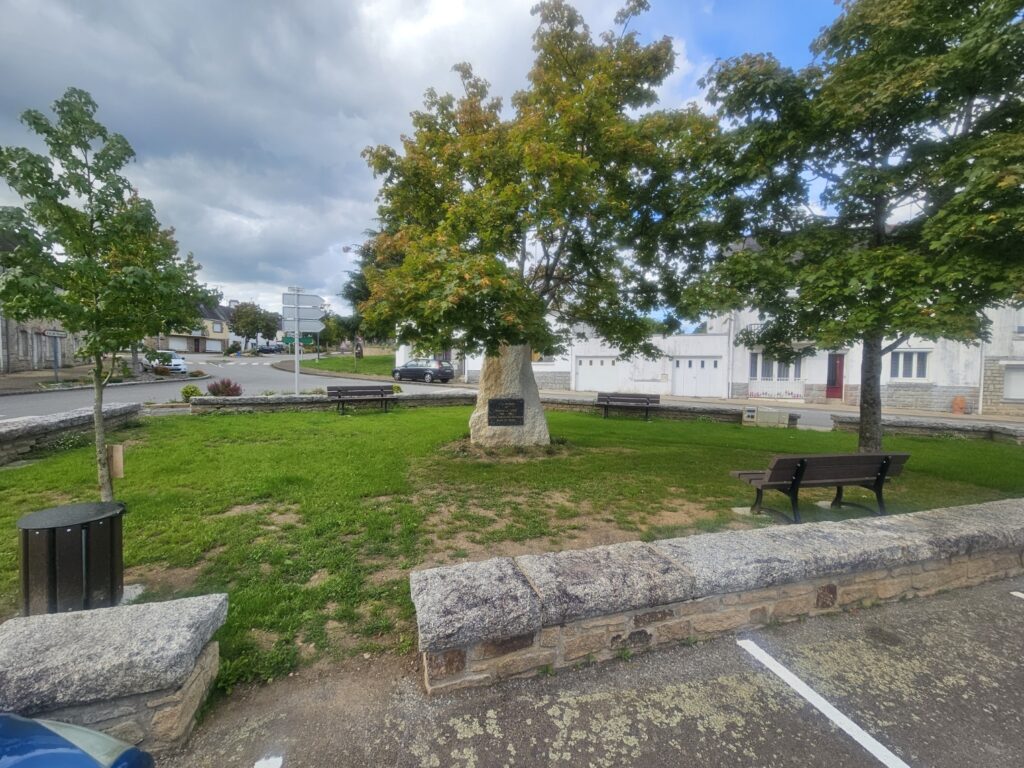 La place Corentin Le Floch avec ses nouveaux bancs et un pelouse qui pousse.