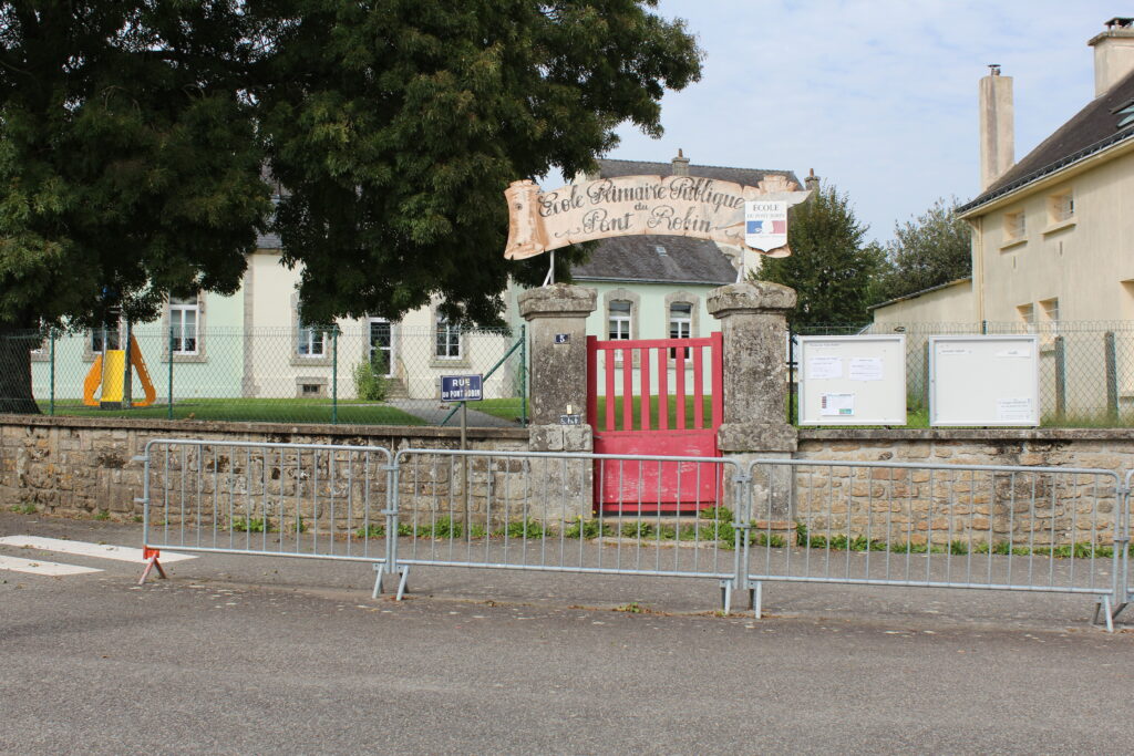 L'entrée de l'école de Pont Robin de Lignol.