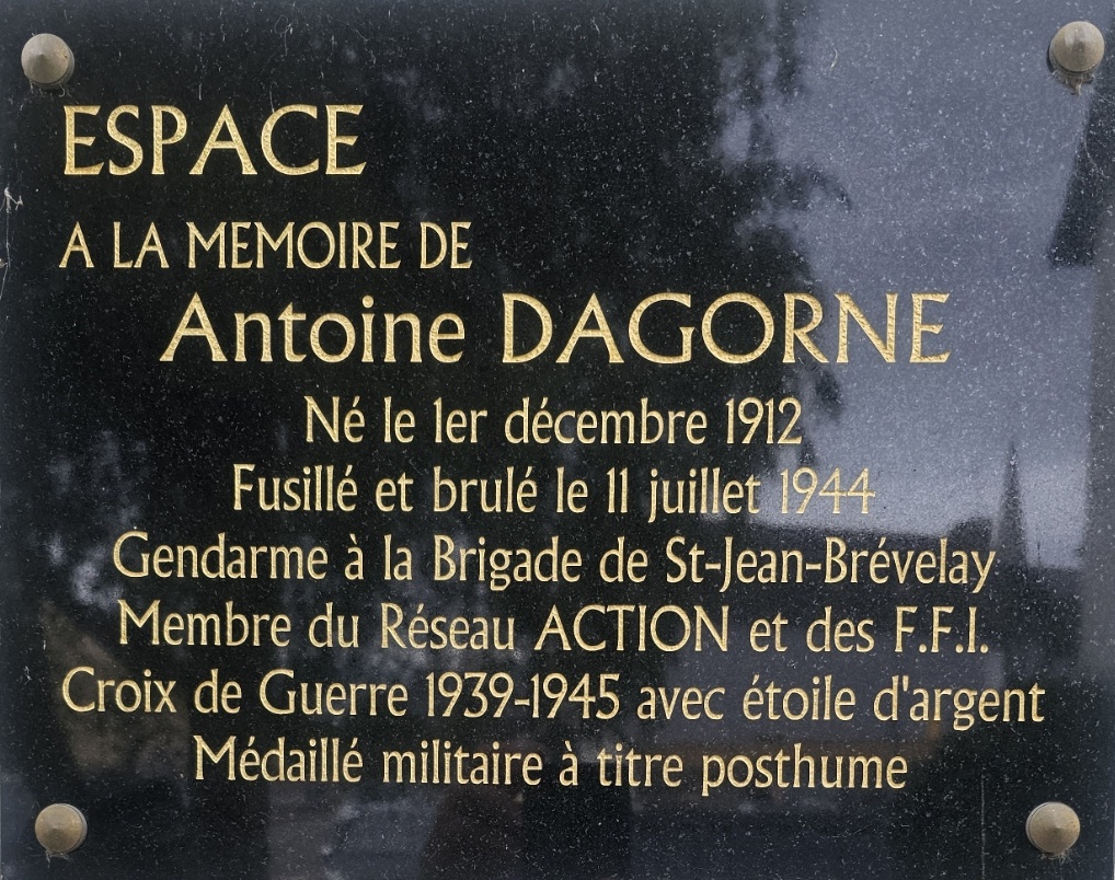 Salle polyvalente de Lignol avec sa plaque commémorative.