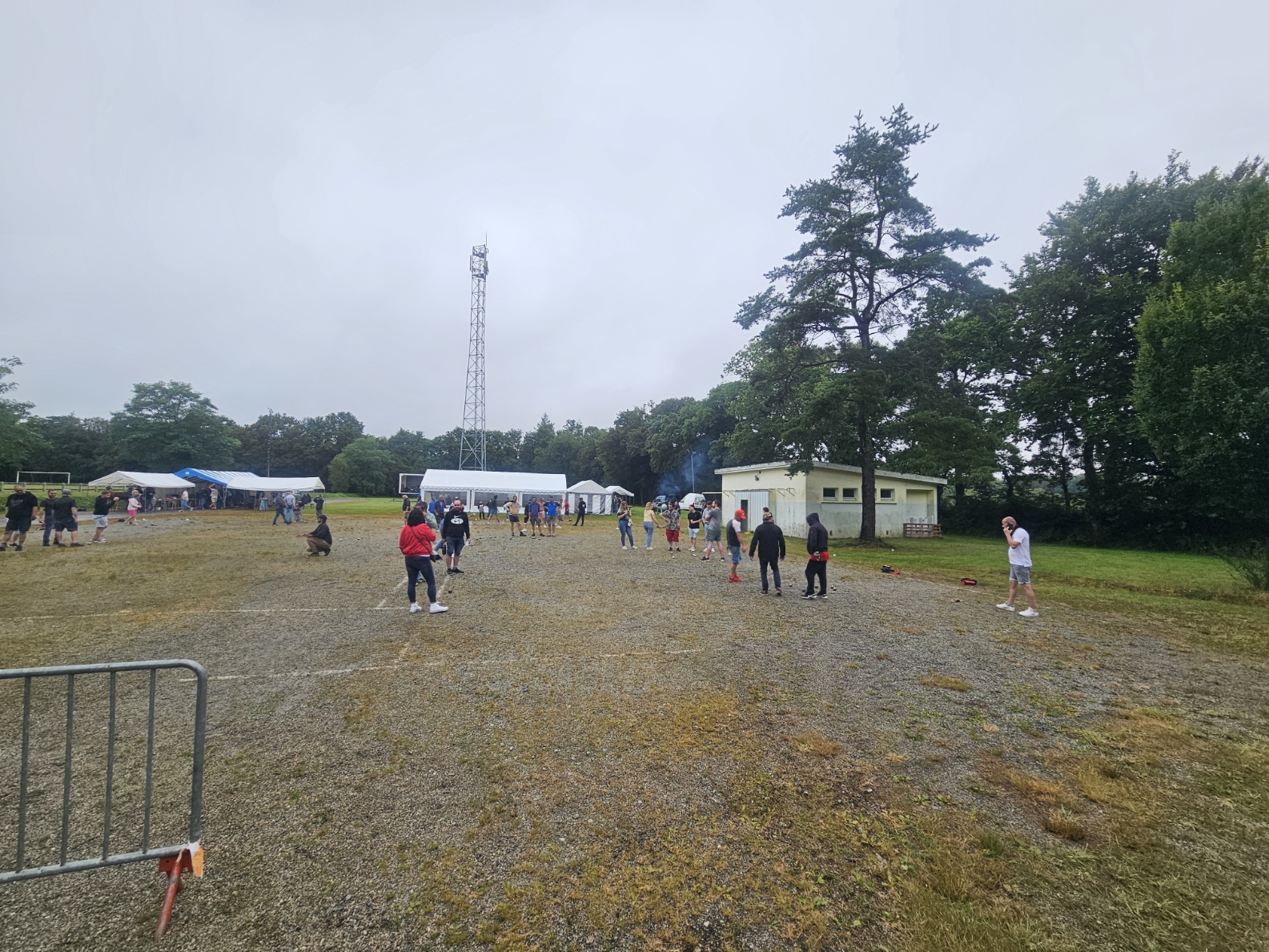 Les joueurs de boules sous la pluie.