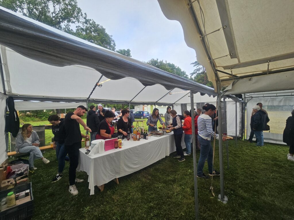 Les bénévoles en pleine distribution des plateaux-repas, la fête peut se tenir grâce à eux.