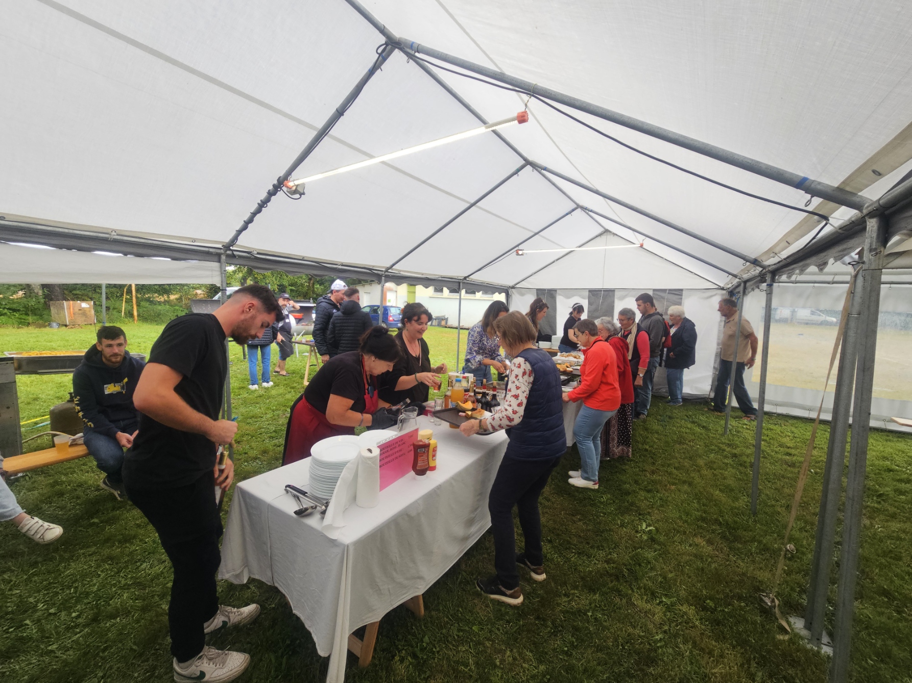 Les bénévoles en pleine distribution des plateaux-repas, la fête peut se tenir grâce à eux.