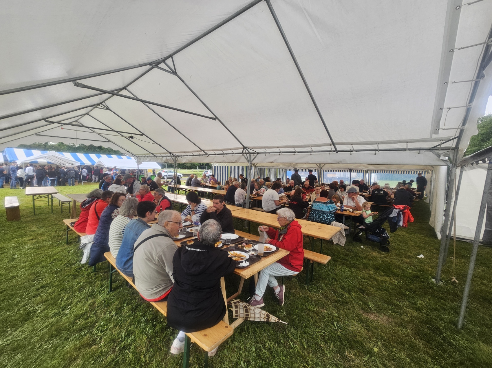 La fête locale à Lignol avec beaucoup de monde.