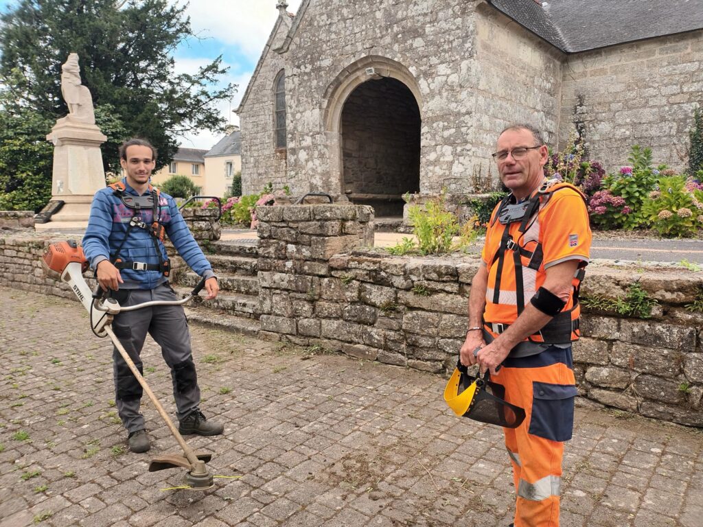 Bruno Le Puil agent technique à la mairie de Lignol se voit aider pour un mois avec Cyril le Boutouiller embauché en job d’été. 