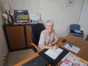 Mme Le maire Carole Le Yaouanq en train de finaliser l’ordre du jour qui va concerner le budget de la commune de Lignol.