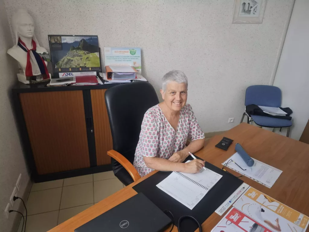 Mme Le maire Carole Le Yaouanq en train de finaliser l’ordre du jour qui va concerner le budget de la commune de Lignol. 