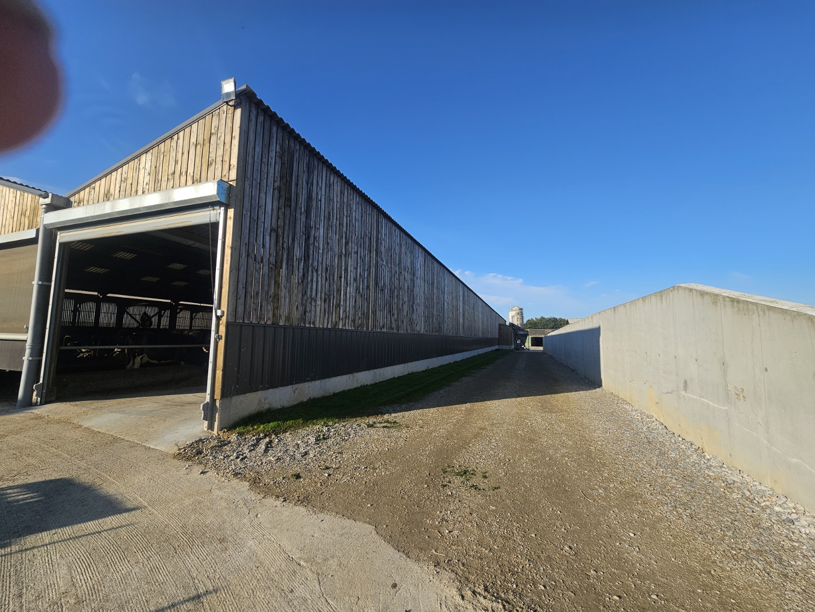 Mme le maire Carole Le Yaouanq venu voir les nouveaux robots de traite à la ferme de Guillaume Stephan.