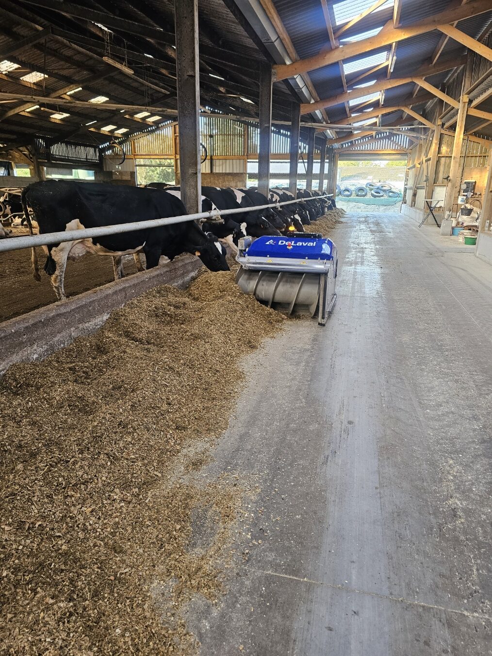 Mme le maire Carole Le Yaouanq venu voir les nouveaux robots de traite à la ferme de Guillaume Stephan.