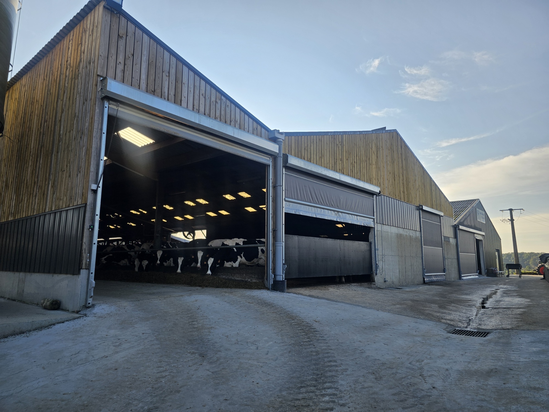 Mme le maire Carole Le Yaouanq venu voir les nouveaux robots de traite à la ferme de Guillaume Stephan.