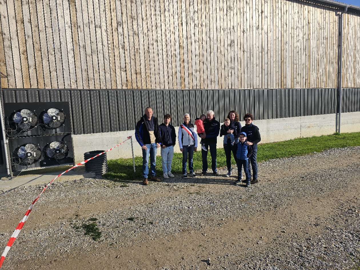 Mme le maire Carole Le Yaouanq venu voir les nouveaux robots de traite à la ferme de Guillaume Stephan.