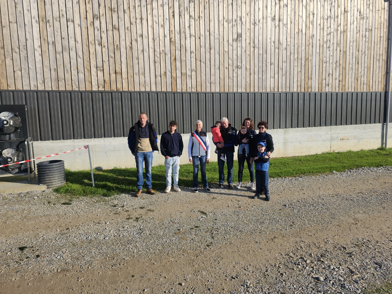 Mme le maire Carole Le Yaouanq venu voir les nouveaux robots de traite à la ferme de Guillaume Stephan.