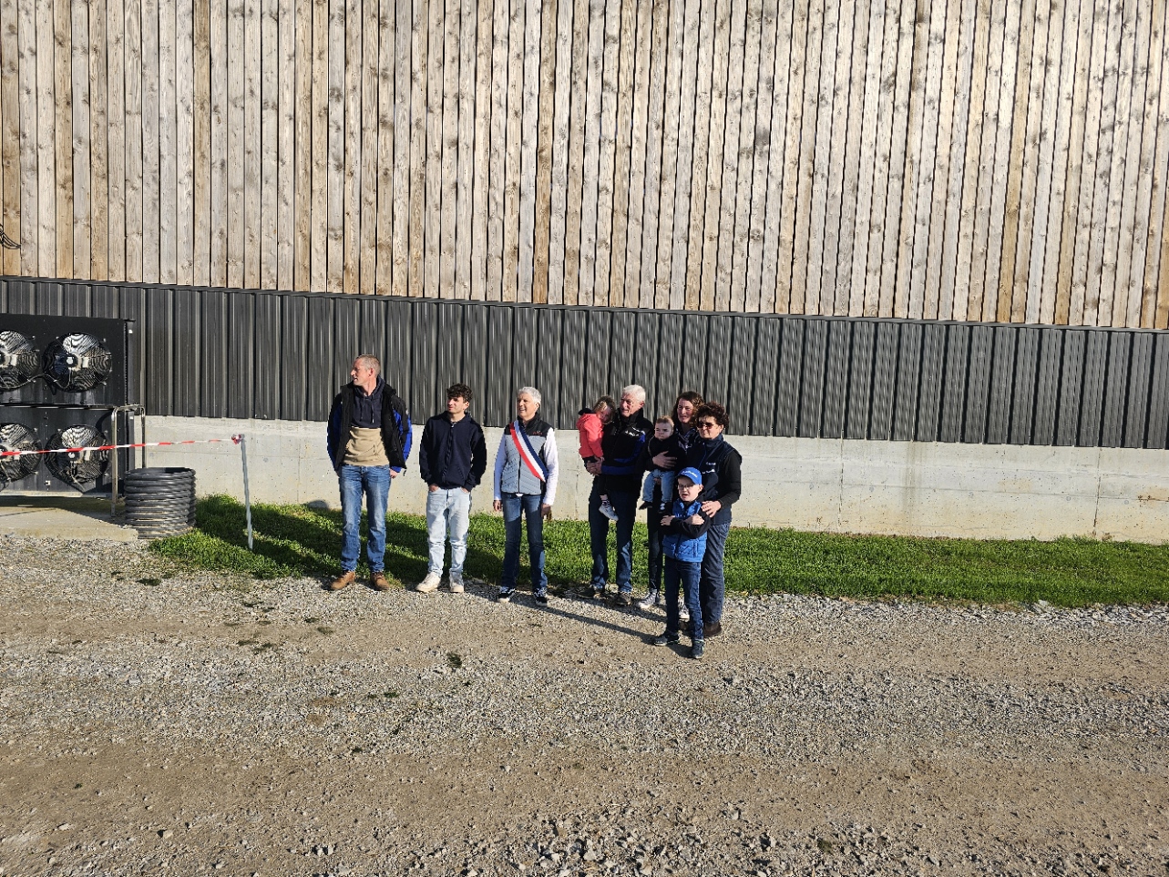 Mme le maire Carole Le Yaouanq venu voir les nouveaux robots de traite à la ferme de Guillaume Stephan.