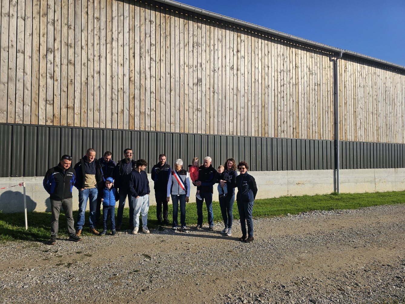 Mme le maire Carole Le Yaouanq venu voir les nouveaux robots de traite à la ferme de Guillaume Stephan.