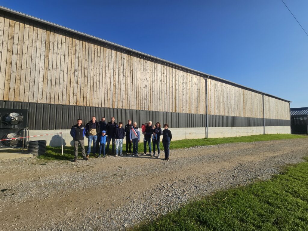 Mme le maire Carole Le Yaouanq venu voir les nouveaux robots de traite à la ferme de Guillaume Stephan.