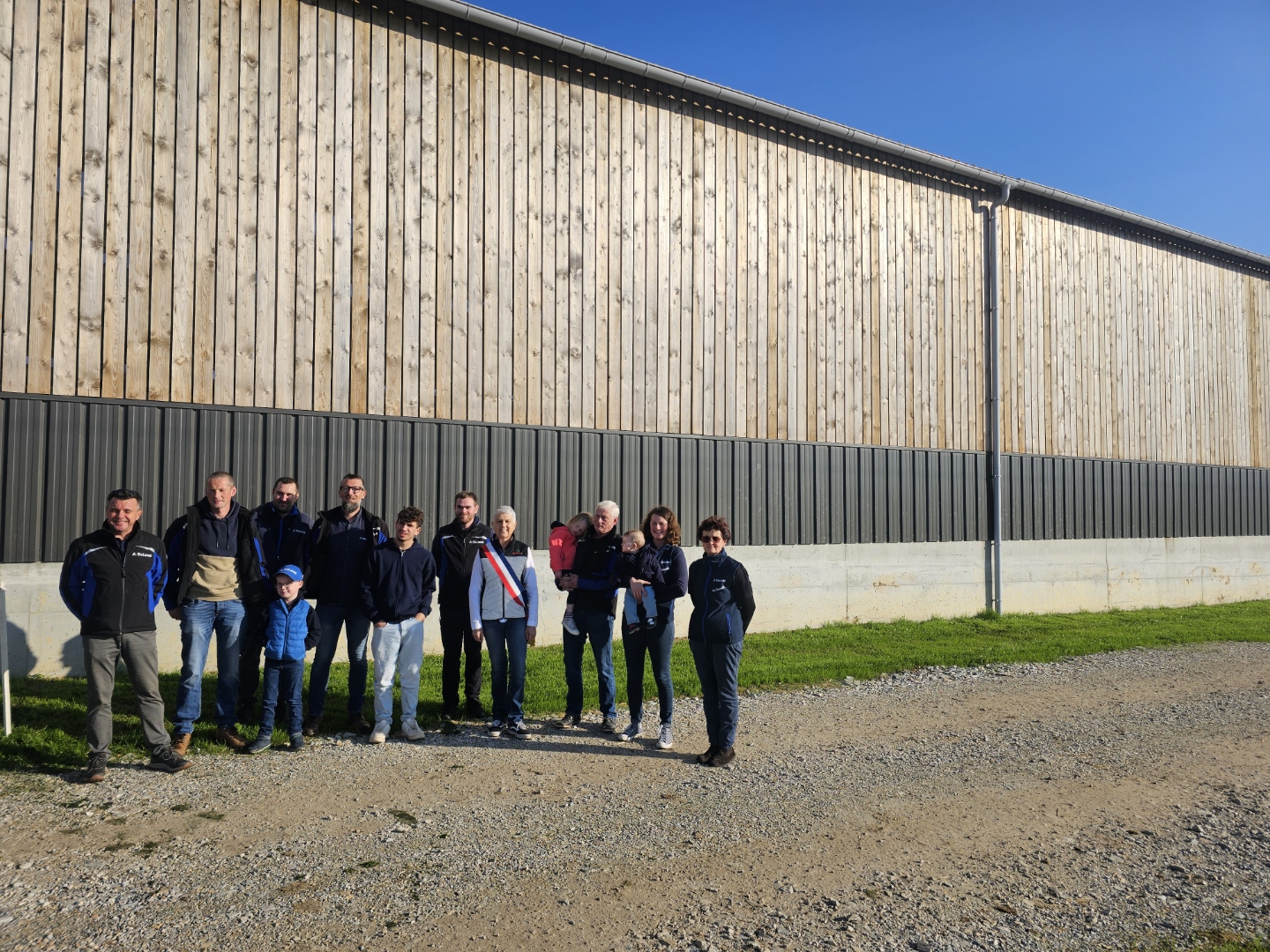 Mme le maire Carole Le Yaouanq venu voir les nouveaux robots de traite à la ferme de Guillaume Stephan.