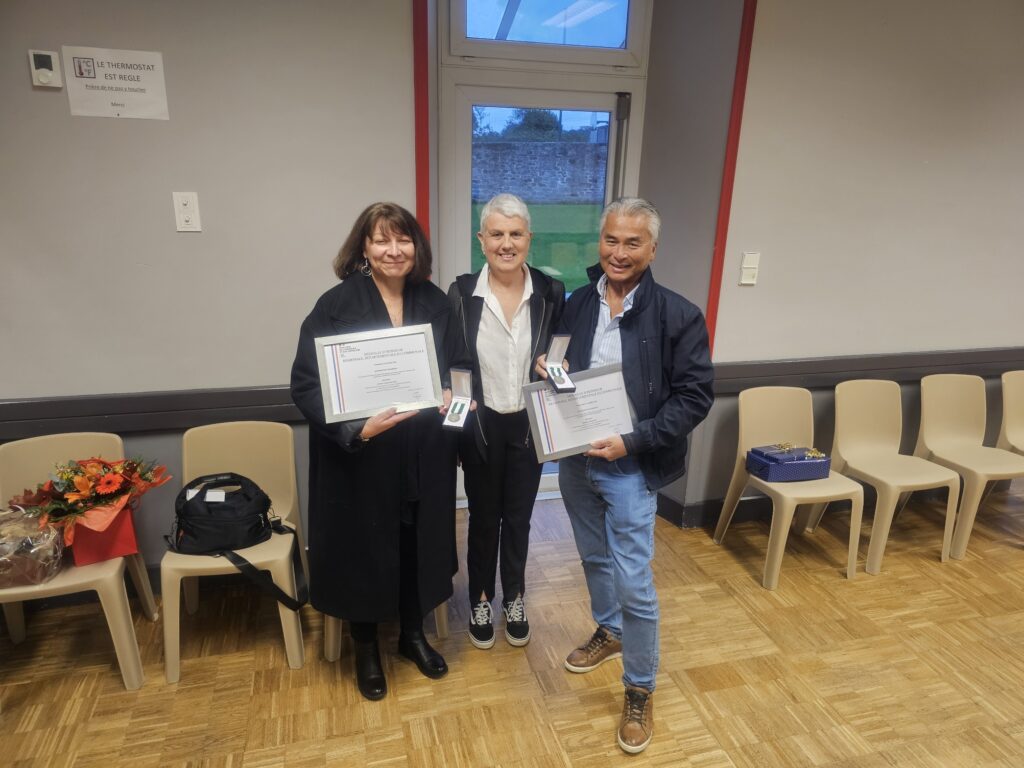 Mme le maire Carole Le Yaouanq entouré de Natacha Boucard et Christian You. 