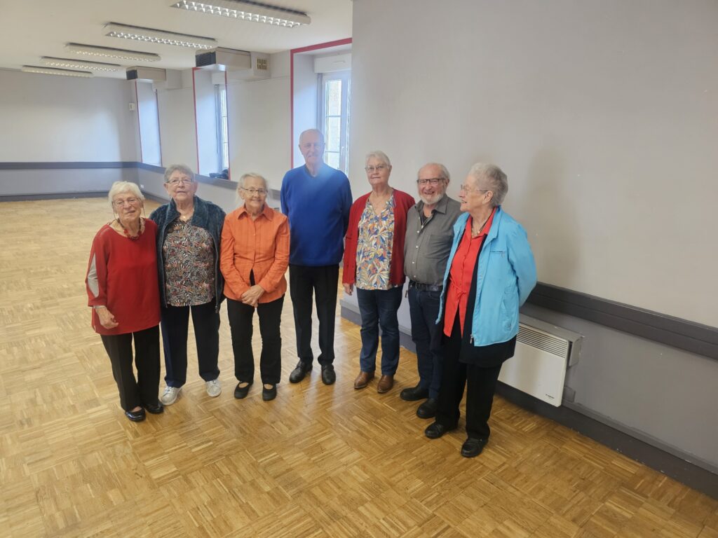 L’ensemble du bureau du club des anciens avec la présence du musicien qui a accompagné le repas et de deux bénévoles qui aident à la mise en place. 