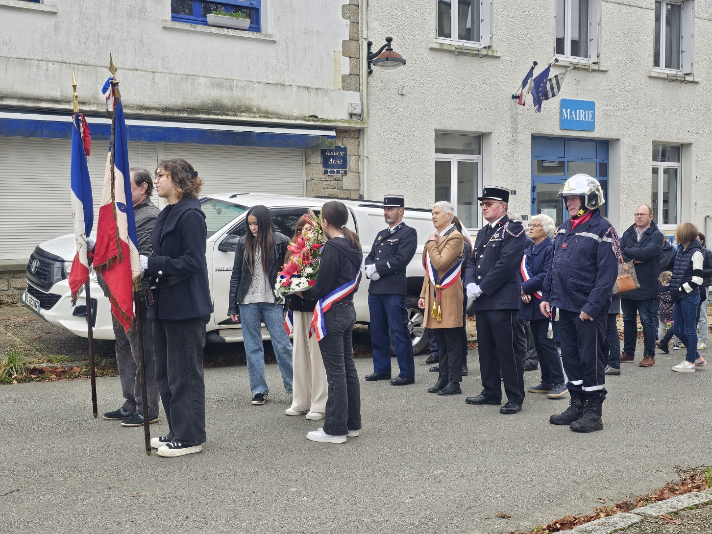 Cérémonie du 11 novembre 2024 avec les deux nouveaux portes drapeaux Kim et Franck.