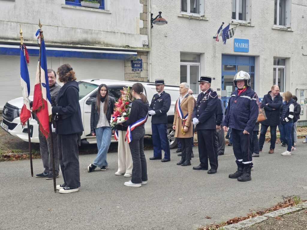 Cérémonie du 11 novembre 2024 avec les deux nouveaux portes drapeaux Kim et Franck.