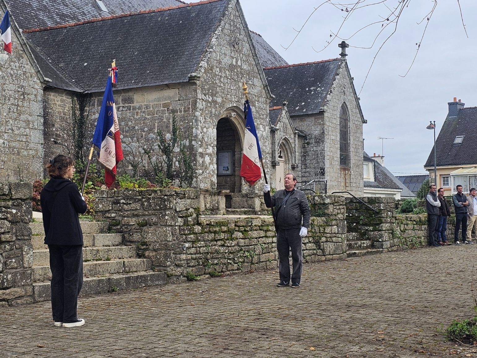 Cérémonie du 11 novembre 2024 avec les deux nouveaux portes drapeaux Kim et Franck.