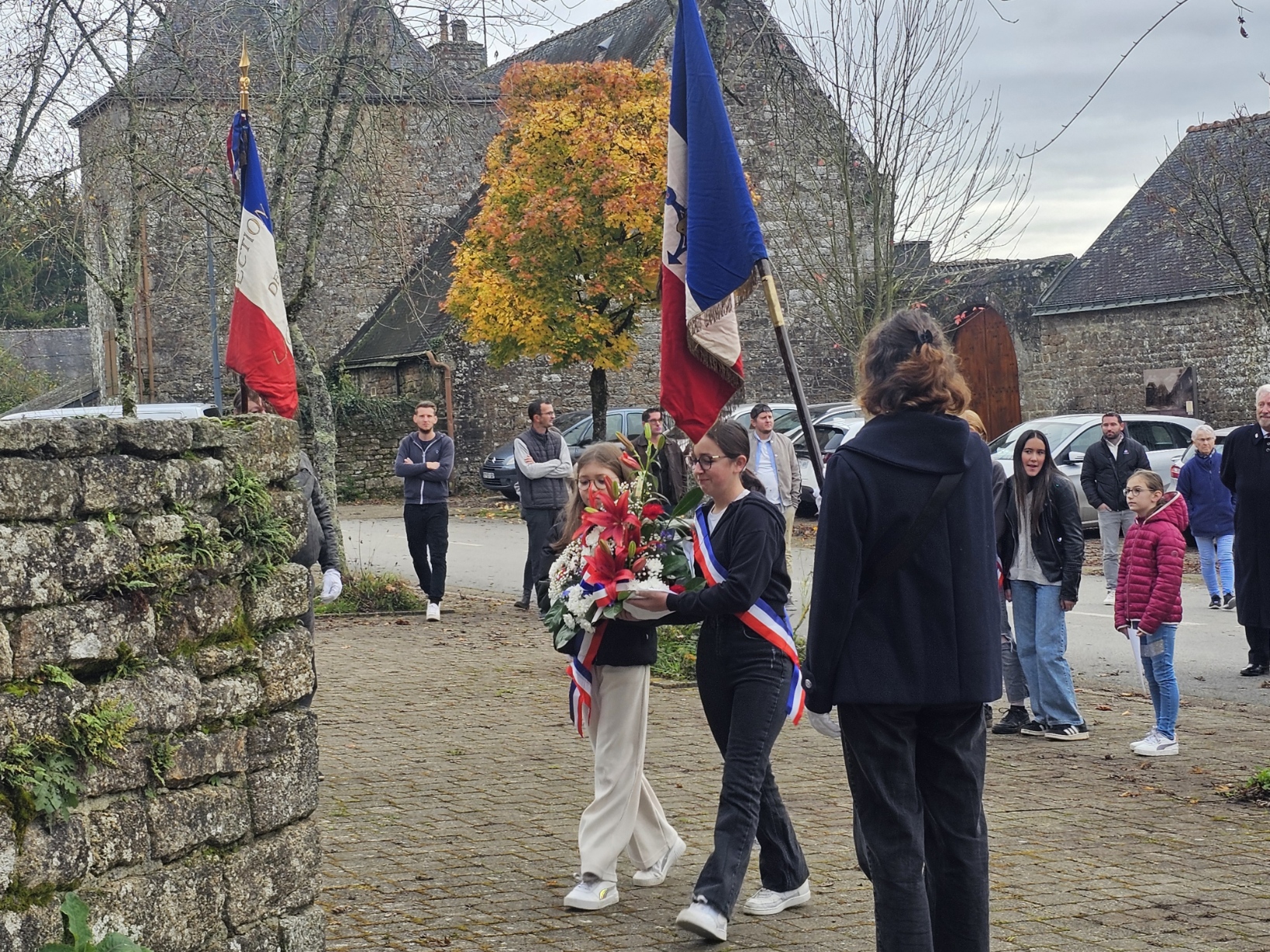 Cérémonie du 11 novembre 2024 avec les deux nouveaux portes drapeaux Kim et Franck.