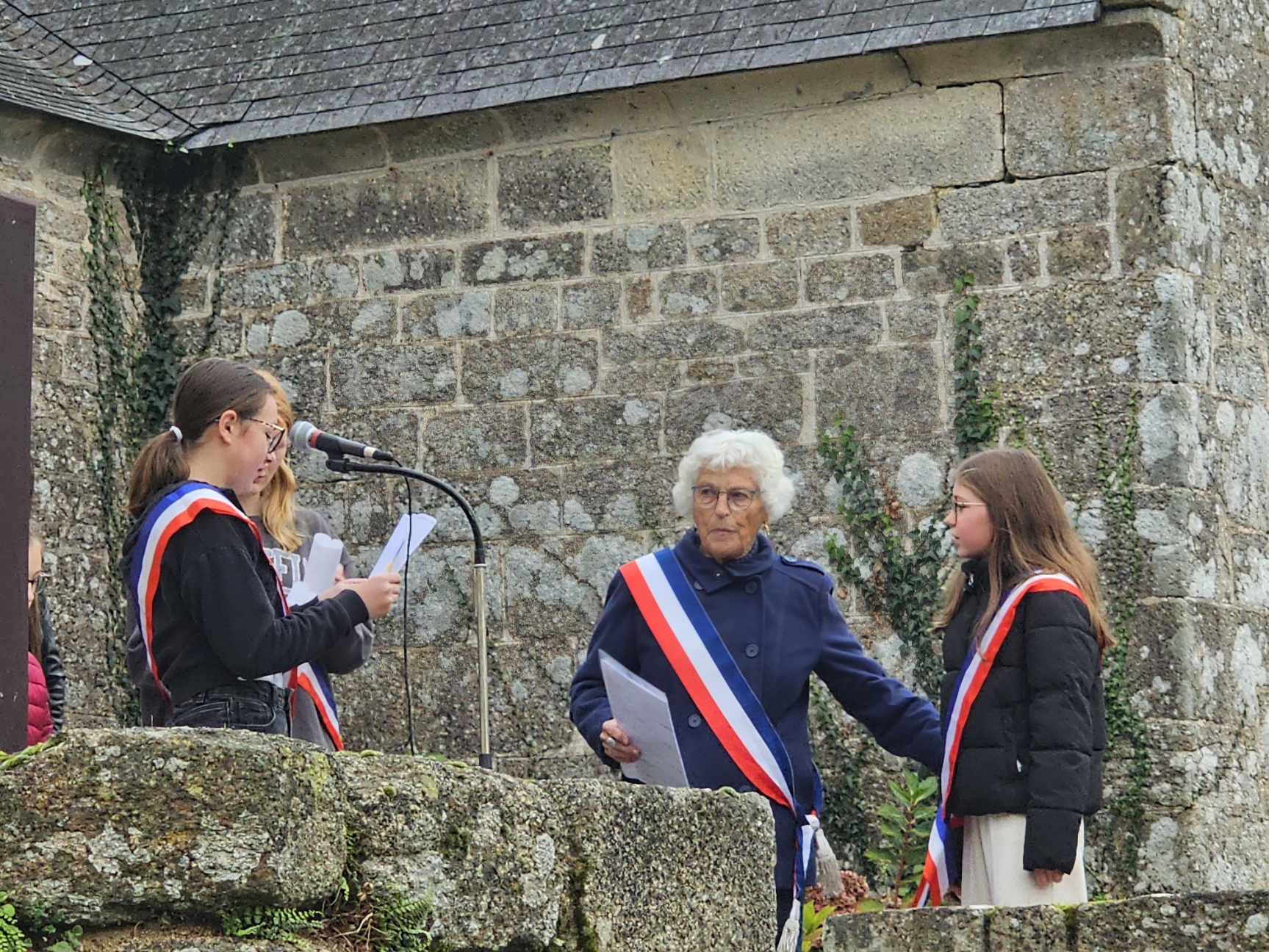 Cérémonie du 11 novembre 2024 avec les deux nouveaux portes drapeaux Kim et Franck.