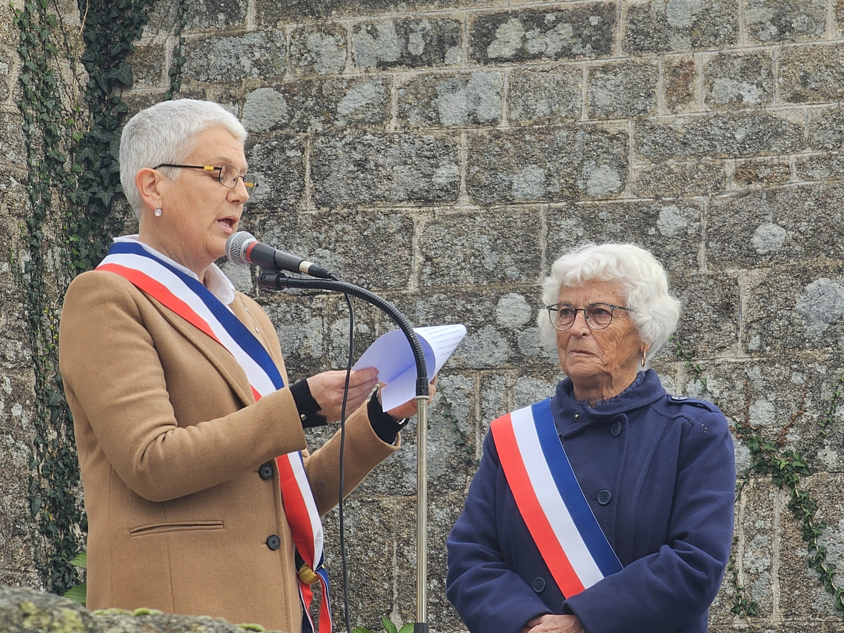 Cérémonie du 11 novembre 2024 avec les deux nouveaux portes drapeaux Kim et Franck.