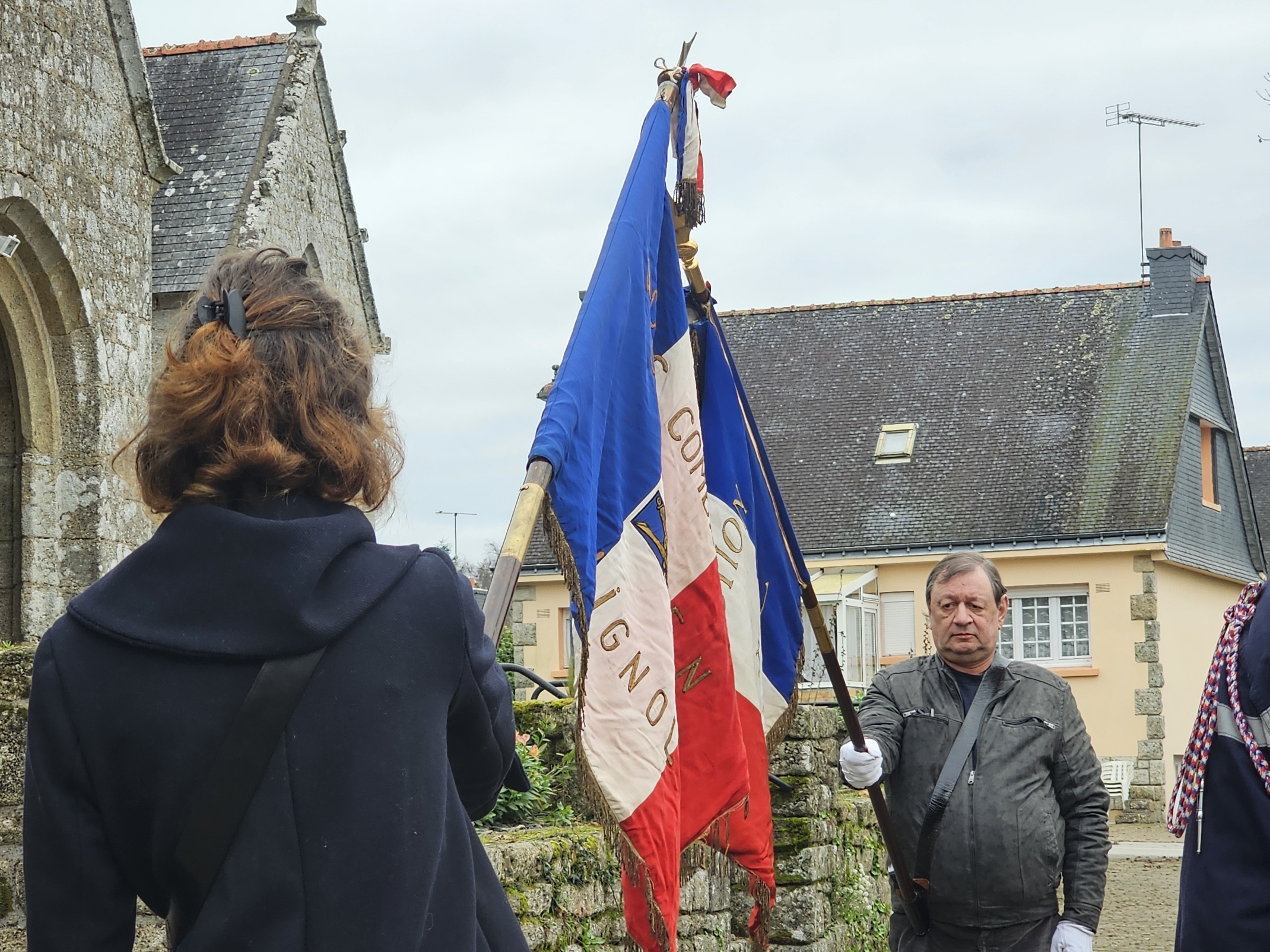 Cérémonie du 11 novembre 2024 avec les deux nouveaux portes drapeaux Kim et Franck.