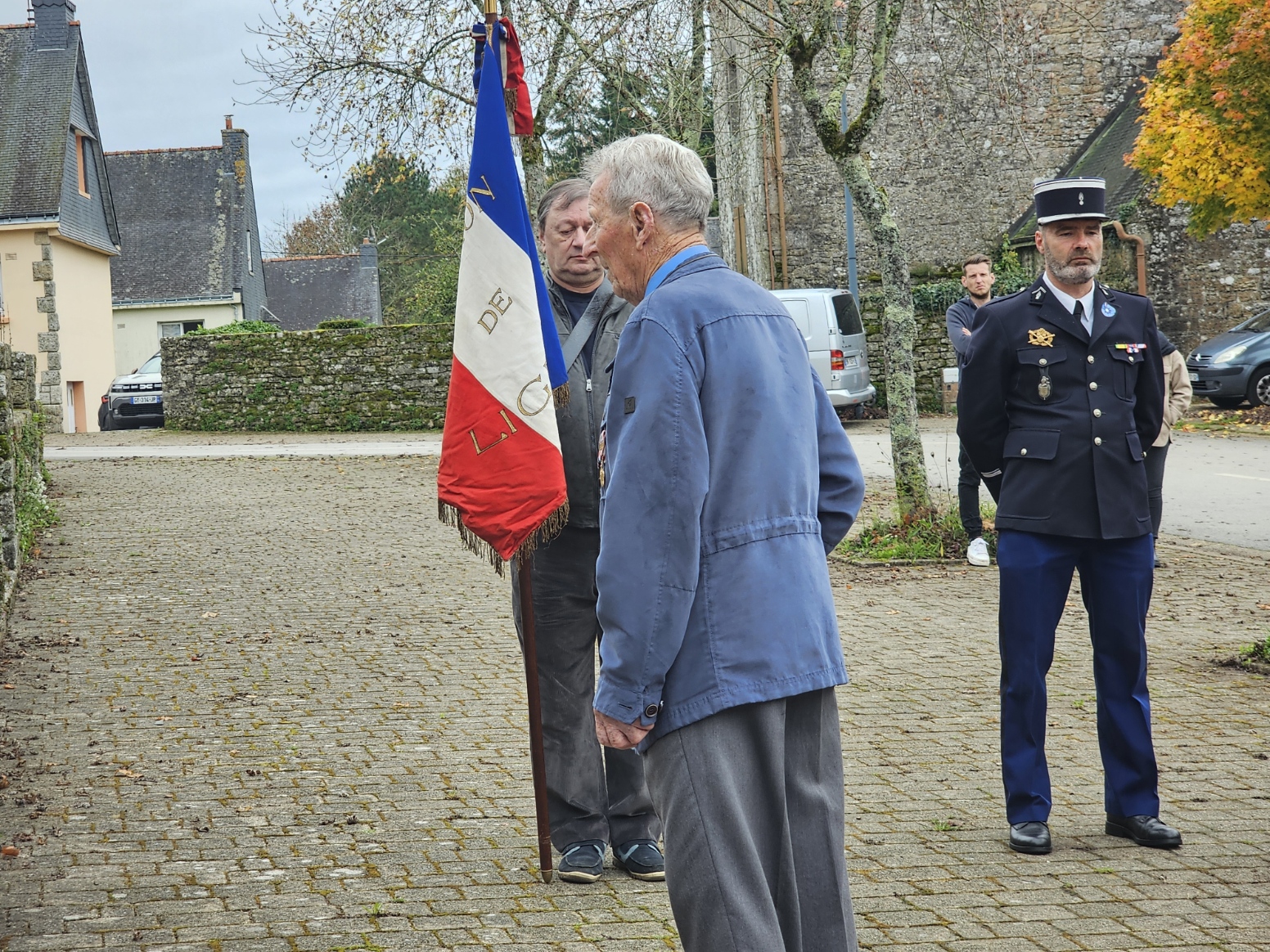 Remise de la médaille des 10 ans de porte drapeau.