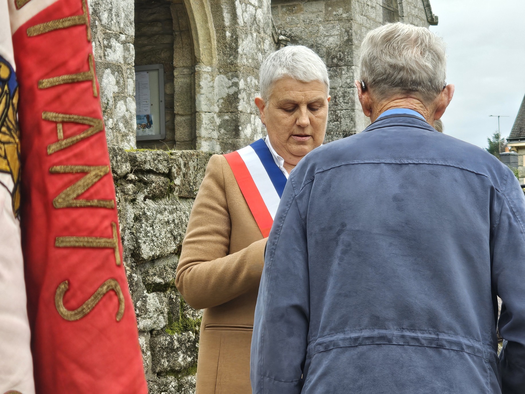 Remise de la médaille des 10 ans de porte drapeau.