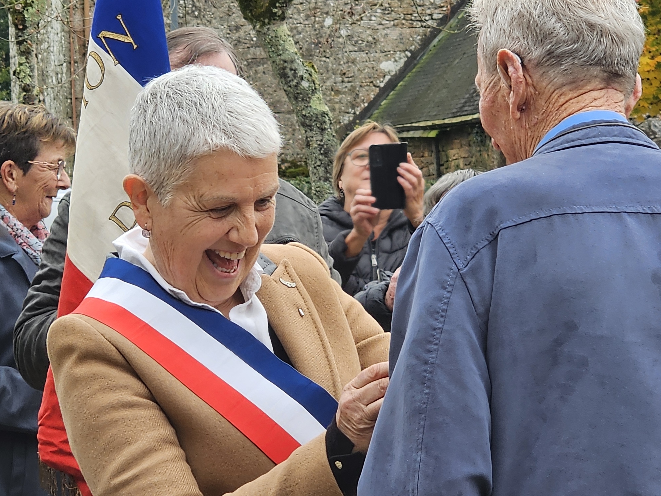 Remise de la médaille des 10 ans de porte drapeau.