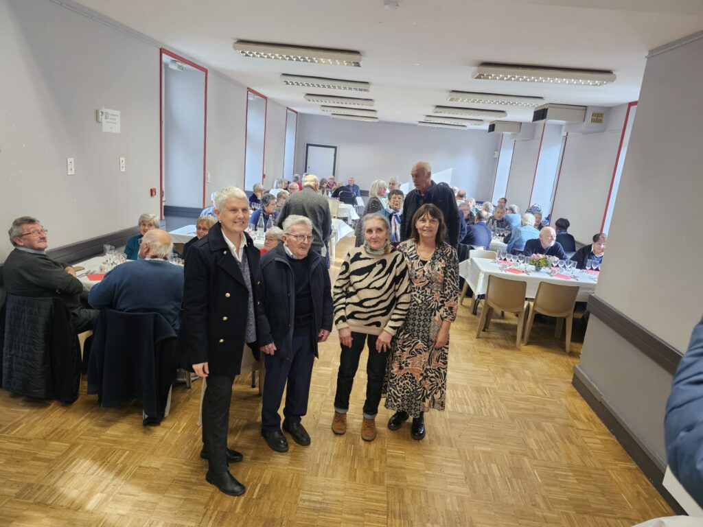 Madame le maire Carole Le Yaouanq et Martine Le Bartz qui entoure les deux doyens de l’assemblée, Mme Chevrier Colette 89 ans et Siméon Philippe 95 ans. 