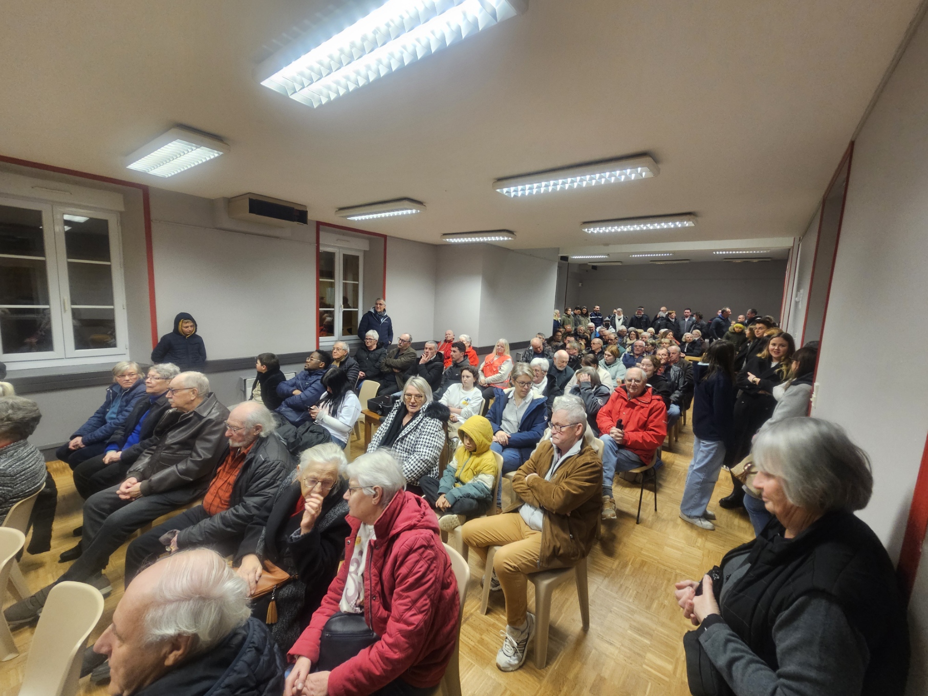 Cérémonie des vœux à la salle polyvalente avec une bonne centaine de personnes.