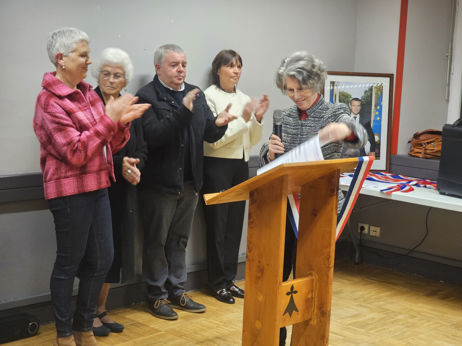 Cérémonie des vœux à la salle polyvalente avec une bonne centaine de personnes.