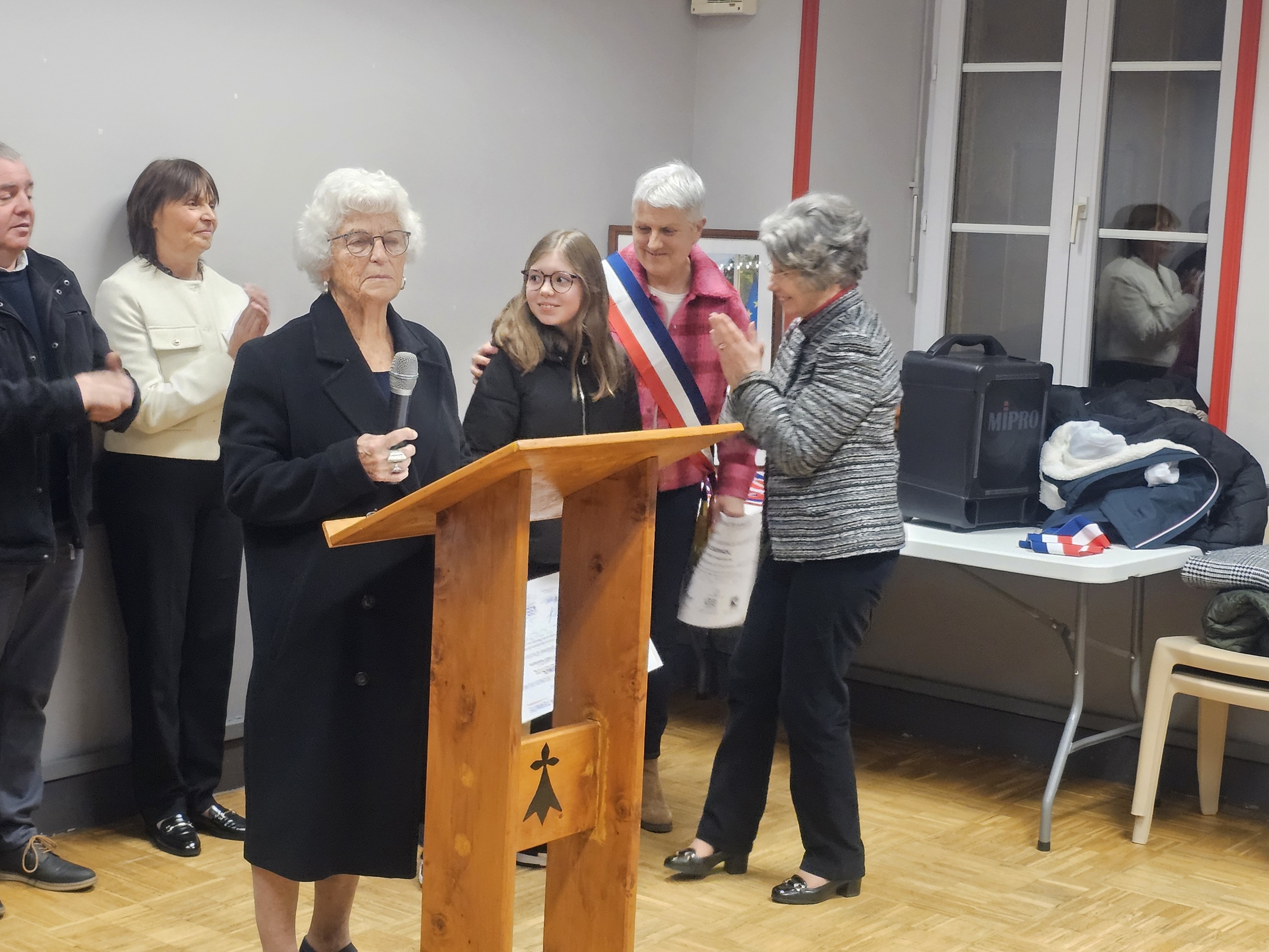 Cérémonie des vœux à la salle polyvalente avec une bonne centaine de personnes.