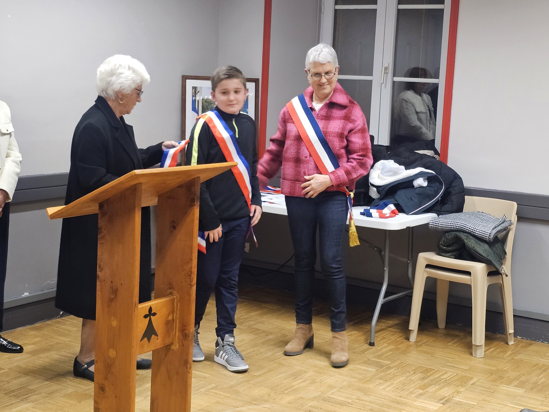 Cérémonie des vœux à la salle polyvalente avec une bonne centaine de personnes.