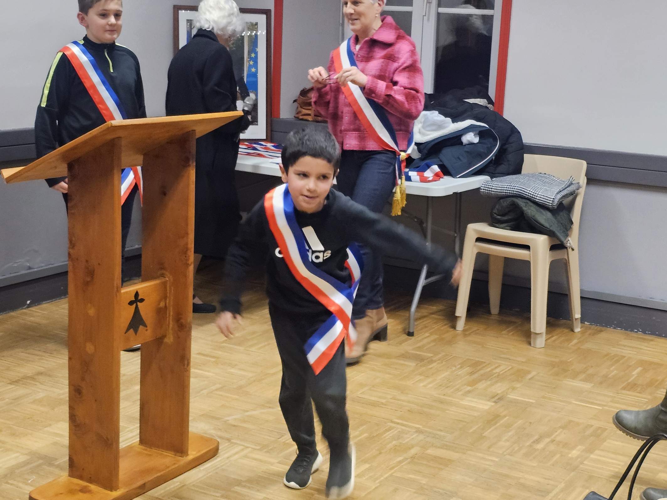 Cérémonie des vœux à la salle polyvalente avec une bonne centaine de personnes.