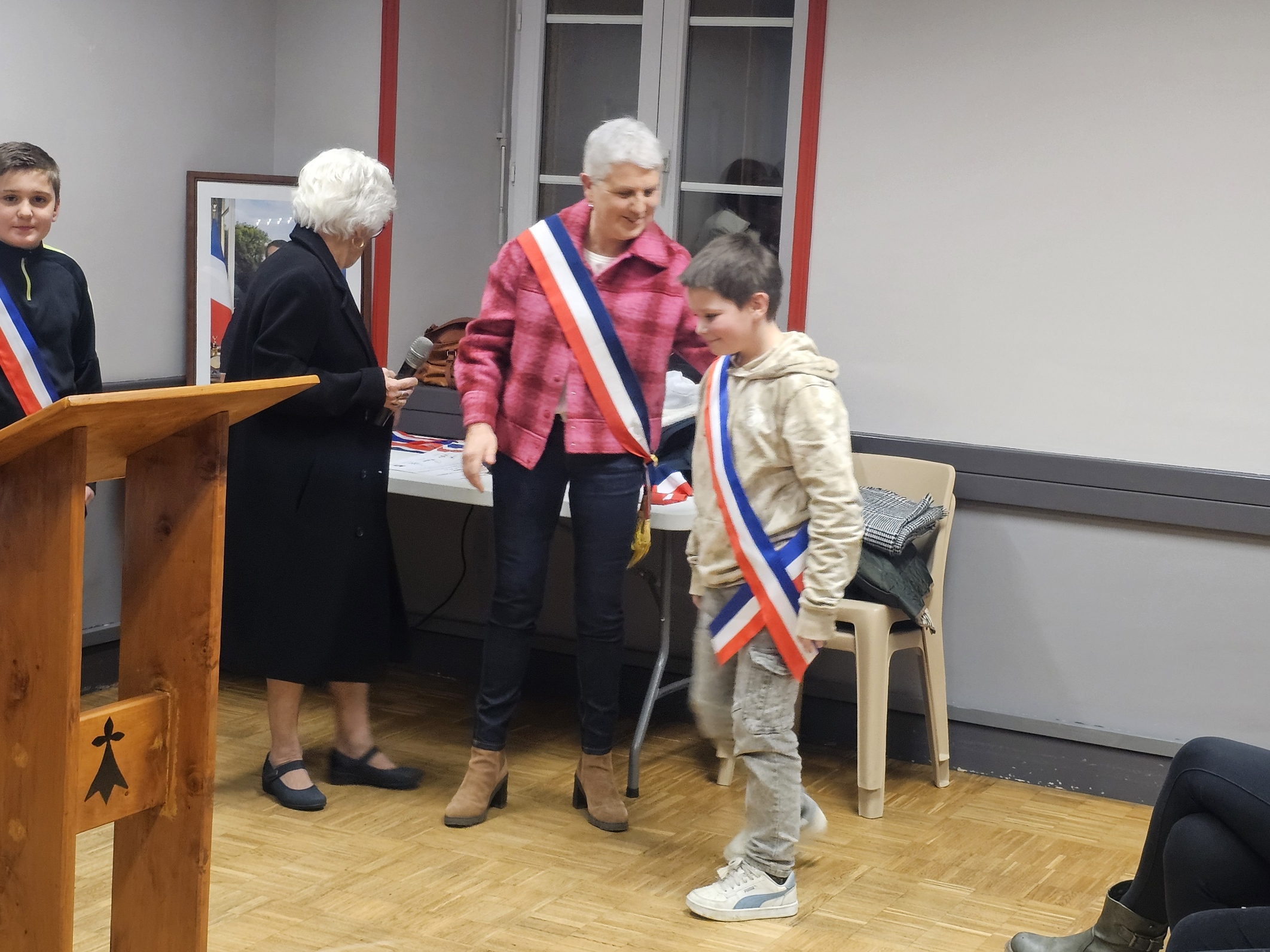 Cérémonie des vœux à la salle polyvalente avec une bonne centaine de personnes.