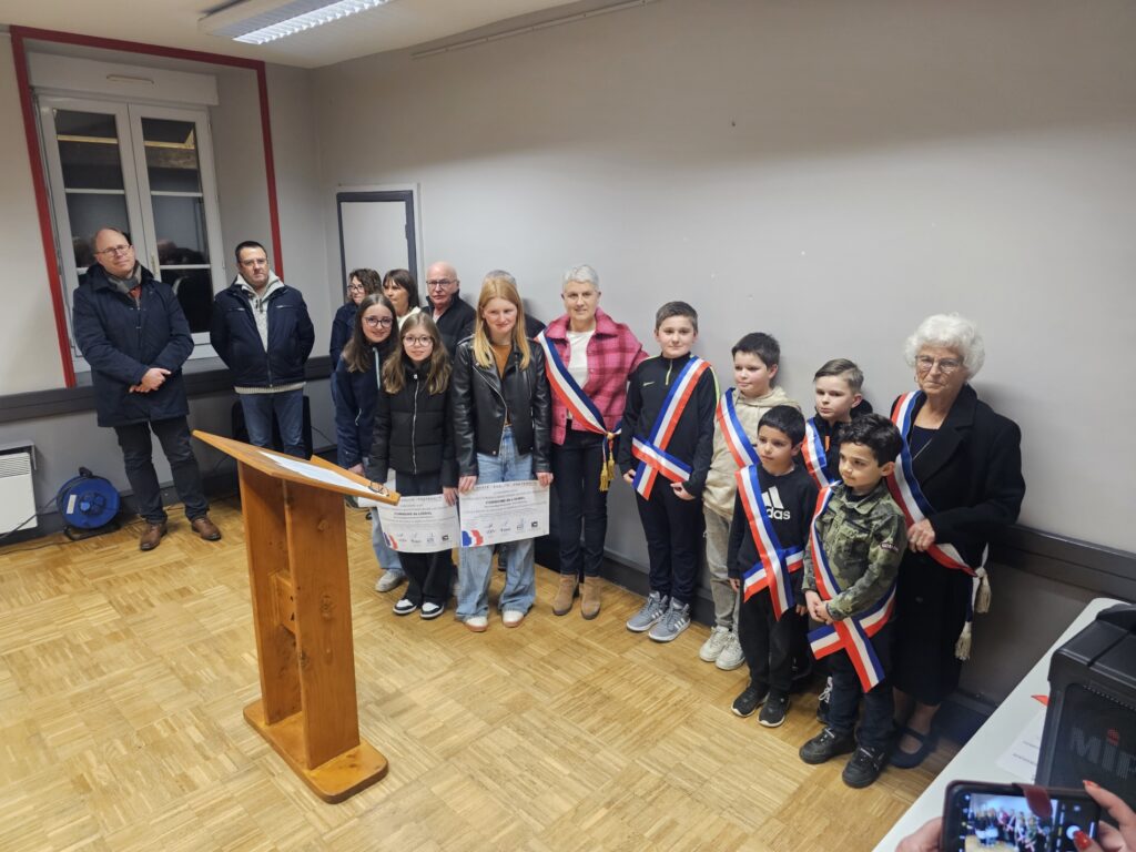 Cérémonie des vœux à la salle polyvalente avec une bonne centaine de personnes.