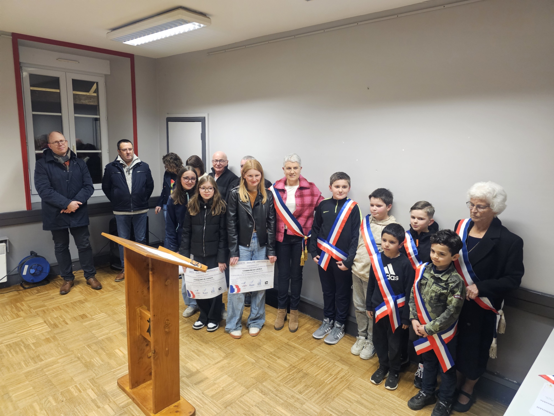 Cérémonie des vœux à la salle polyvalente avec une bonne centaine de personnes.