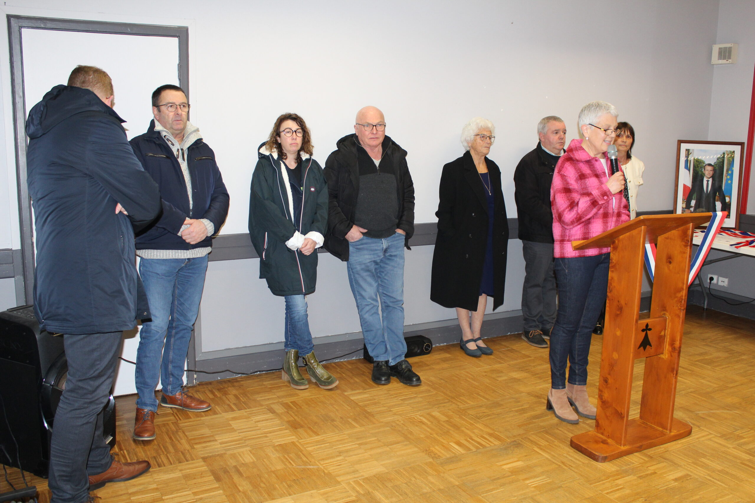 Cérémonie des vœux à la salle polyvalente avec une bonne centaine de personnes.