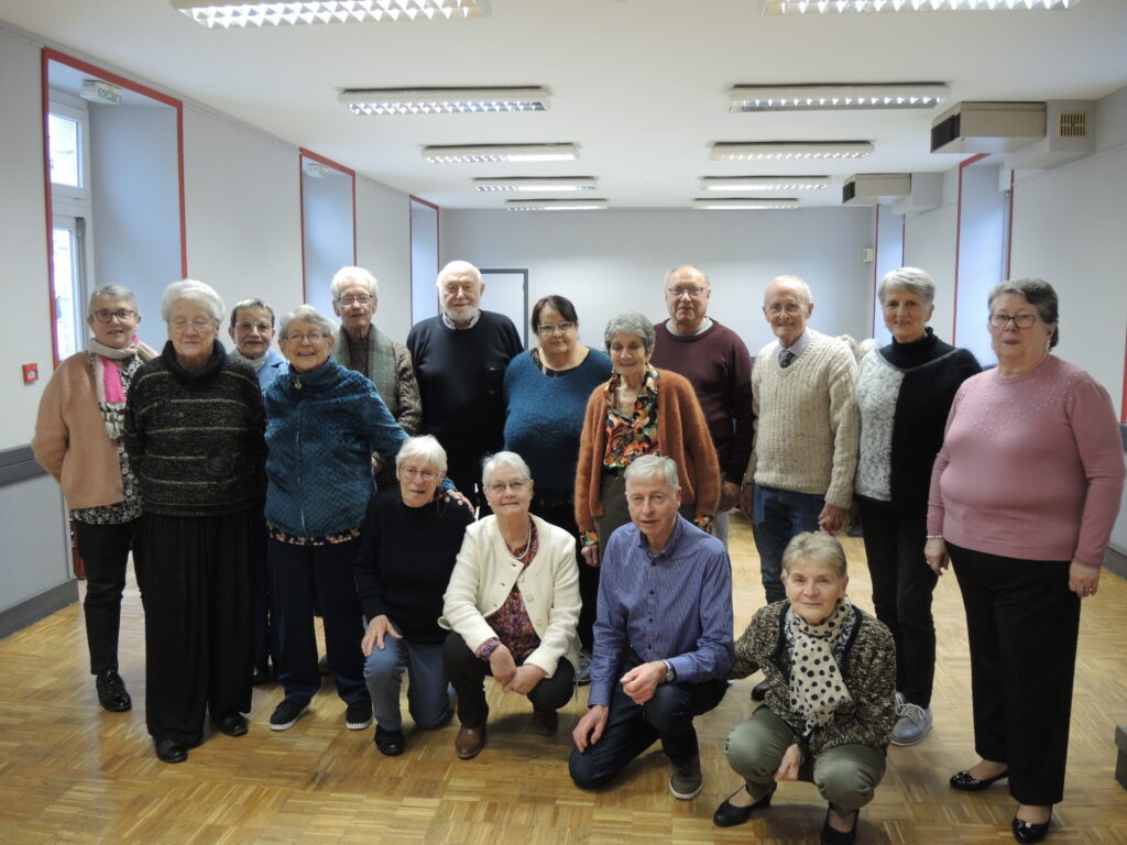 La nouvelle présidente du club Pierrette Gaugez au centre entouré des anciens et des nouveaux membres. Une dizaine de nouveau adhérents.