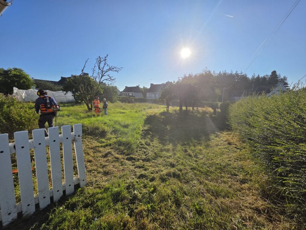 Des chasseurs et des bénévoles pour nettoyer le jardin du presbytère.