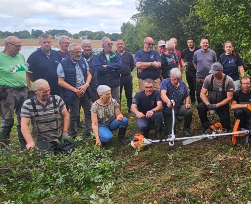 Mme le maire Carole Le Yaouanq et tous les bénévoles pêcheurs ou pas venus nettoyer le Scorff.