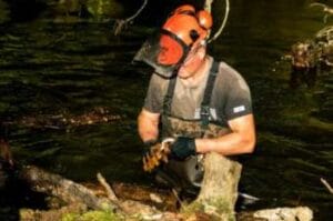 Bénévole entretien rivière