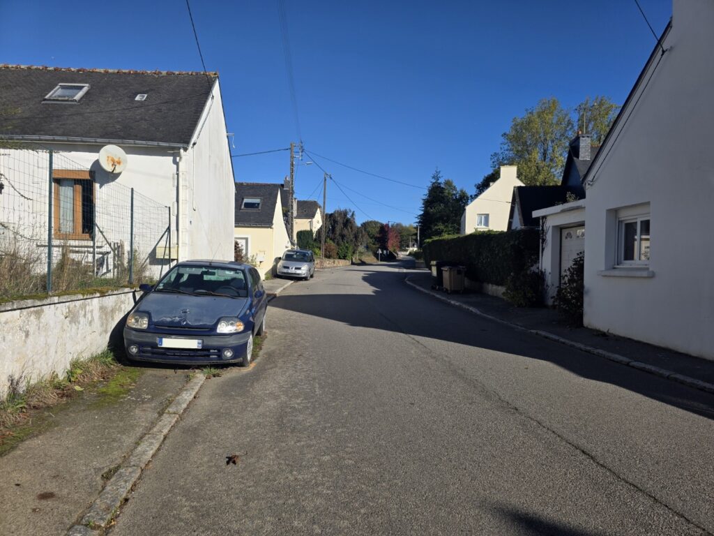 Rue la Villeneuve, une réunion pourquoi faire sur la vitesse exessive.