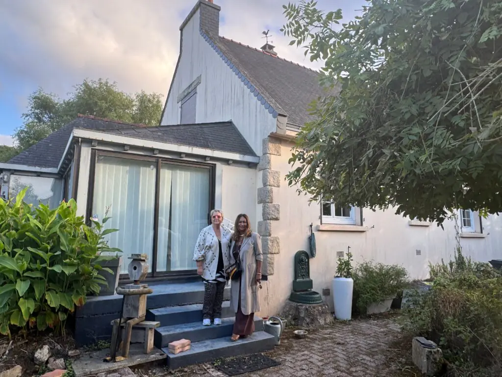 Nouvelle habitante de Lignol aux côtés de Géraldine Kohumoetini devant l'ancienne maison de la famille Levely.